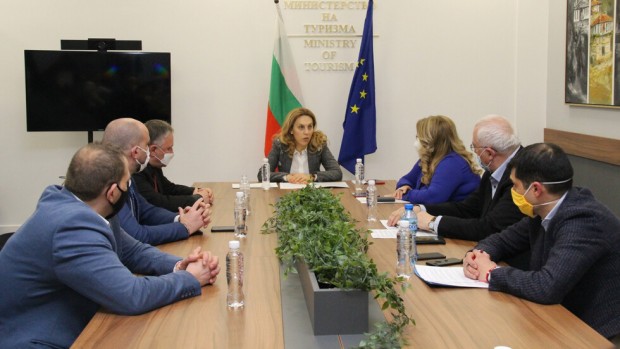 Вицепремиерът и министър на туризма Марияна Николова проведе работна среща