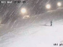 Силен сняг вали в момента на "Хижа Здравец"