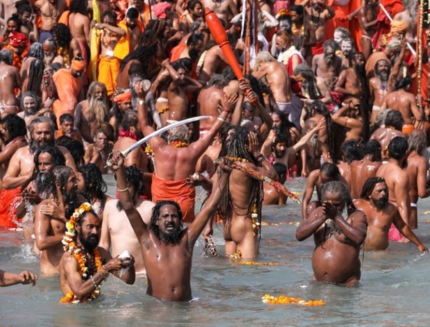 Reuters
Десетки хиляди хиндуисти се изкъпаха ритуално в р Ганг в