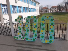 Първокласниците в Брестовица празнуват 100 учебни дни без гости, но със 100 усмивки