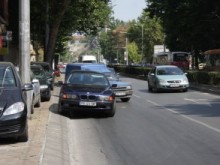 БМВ паркира небрежно на централен булевард пред хотел, нямало кой да го вдигне