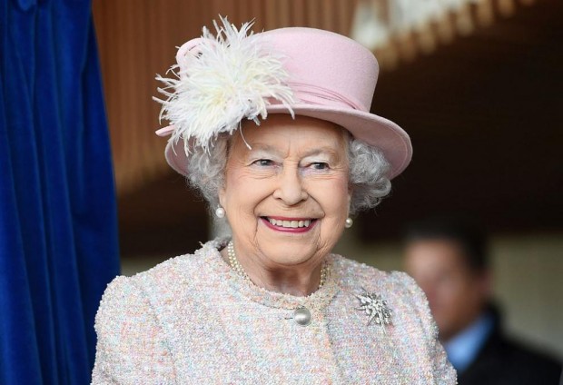 Getty Images
Кралица Елизабет Втора разговаря чрез видеоконферентна връзка с ученици
