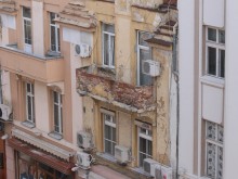 Полуразрушена тераса на Главната поражда страхове у преминаващите