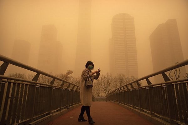 Най-силната пясъчна буря от десетилетие връхлетя Китай. Гъст кафяв прах