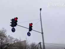Вятър мести светофарите на кръстовище в Пловдив