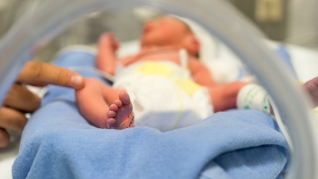 iStock
Ограниченията за контакт между преждевременно родени бебета и родителите им