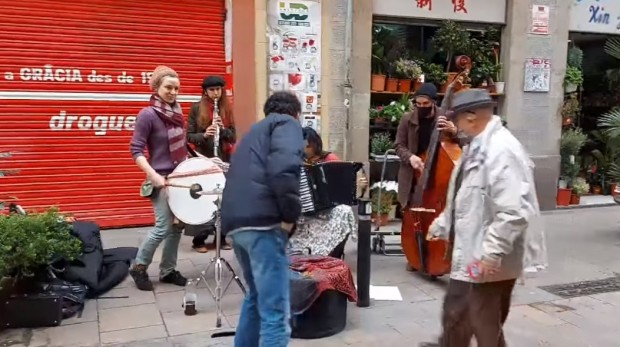 Plovdiv24 bg
Музикален квартет весели жителите на престижния квартал Грасия в Барселона