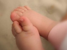 Роднини на починалата ще отглеждат близнаците, останали сираци