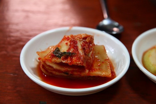 Традиционната корейска туршия кимчи приготвена от пикантно кисело зеле намалява