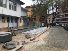 Подменят тротоарните плочки пред детски градини в район "Централен"