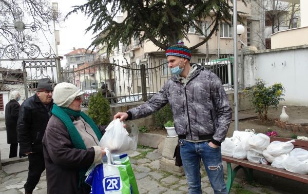 Студенти от УХТ с благотворителна акция "Топъл обяд"