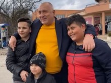 Борисов с неочакван подарък за млада фенка