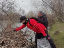 Гецата и Корадов чистиха с десетки пловдивчани брега на Марица в дъжда
