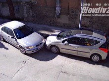 Много слаб шофьор не може да паркира и удря "невинна" кола. Помощничка му дава безумен съвет