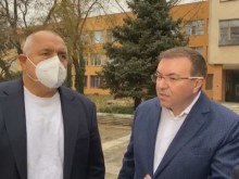 Мнение: Министърът би управлявал много по-добре кризата, ако не му пречеше премиерът