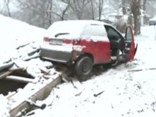 18-годишен "кацна" с колата си върху покрив на къща