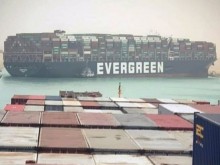 Горивата могат да поскъпнат заради гигантския кораб, заседнал в Суецкия канал