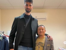 Рачков изглежда като детенце на тази снимка