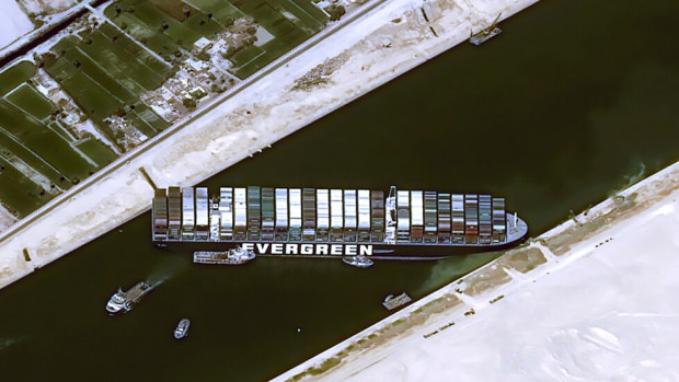Два опита да бъде освободен гигантският контейнеровоз заседнал в Суецкия