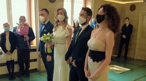YouTube
Майстор Караджов от Бригада Нов дом организира сватба изненада за приятелката