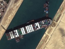 Освободиха заседналия кораб в Суецкия канал