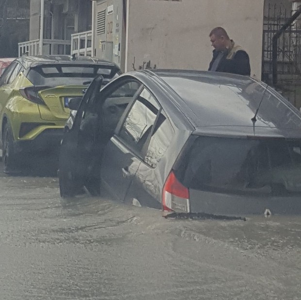 Виждам те КАТ Варна
Автомобил пропадна в огромна дупка на улица в