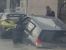 Автомобил пропадна в огромна дупка в к.к. "Св. Св. Константин и Елена"