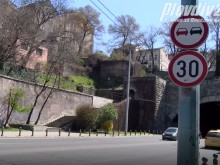 С колко километра в час е разрешено шофирането в Тунела?