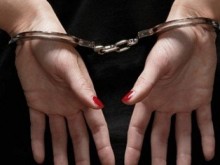 Полицаи отвориха гардероба на млада родопчанка, после я арестуваха