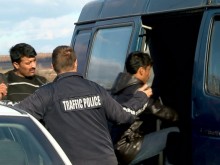 Заловиха голяма група нелегални мигранти на "Тракия" край Пловдив