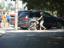 Самодейни паркоместа оставят пешеходци без тротоар
