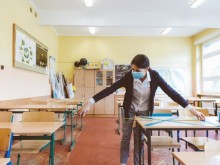 Родители и учители с остра критика относно разхлабването на мерките