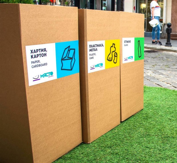 Нови градски елементи срещу събрани за рециклиране пластмасови опаковки