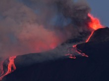 Вулканът Етна със зрелищно изригване, спряха полетите