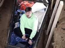 Популярен блогър се погреба жив за два дни