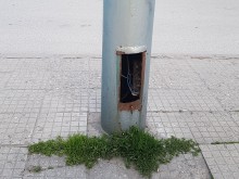 Опасен уличен стълб плаши пловдивчани