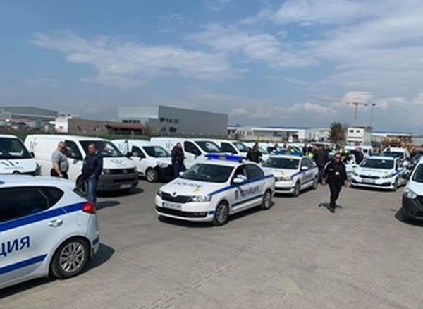 Полицейски ескорт за машините за гласуване в Пловдив
