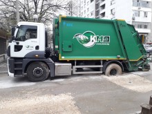 Боклукчийски камион заседна и задръсти улица в Пловдив