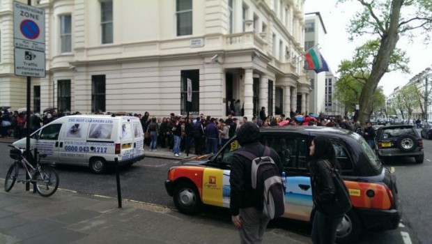 БГНЕС
Опашки от желаещи да гласуват в посолството ни в Лондон
