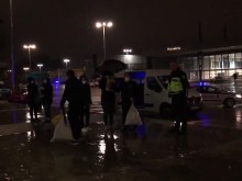 Вижте как гласовете от ковид секцията в Пловдив пристигат за броене
