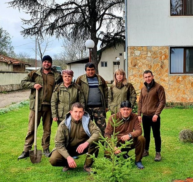 Служителите на ДГС Цонево отбелязаха Седмицата на гората като залесиха фиданки