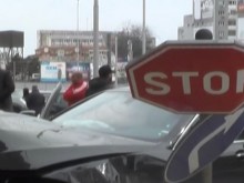 Зрелищна катастрофа във Варна! Кола се вряза в сграда