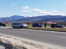 Изкъртен знак и разлив на гориво - такава е гледката на кръговото до КЦМ