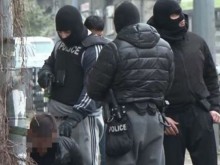 Охранител пуши саморъчно свита цигара с канабис по време на изборите
