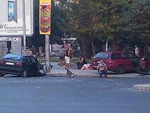 Невнимателни шофьори катастрофираха на кръстовището на "България" и "В.Априлов"