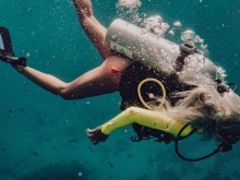 Андреа се фотошопира и под водата
