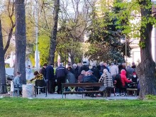 Читател: Уж старото поколение е възпитано в спазване на мерките, ама май не е баш така!
