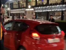 Блондинка шашна с наглост пешеходци в центъра на Варна