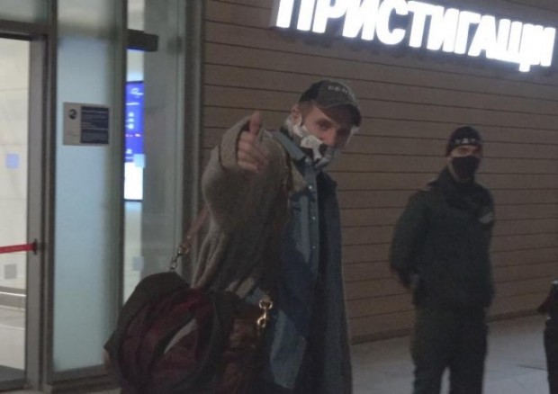 Холивудската звезда Лиъм Нийсън е пристигнал тази вечер на летището