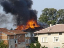 Три пожарни гасят къща в Коматево